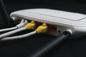 Ein moderner DSL-Router mit integriertem Modem und Switch